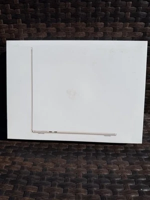 Apple MacBook Air 15" Apple M4 chip 16GB RAM 256GB SSD Starlight MW1J3LL/A 2025 - Image 1 of 4