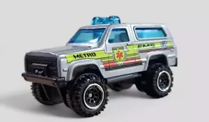 1989 CHEVY BLAZER EMS RESCUE 4X4 Diorama DieCast Model Truck 1:64 Silver LOOSE - Picture 1 of 7