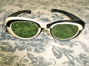 Foster Grant FG Vintage 60s White & Black Striped Rockabilly Sunglasses - NICE! - Picture 1 of 20