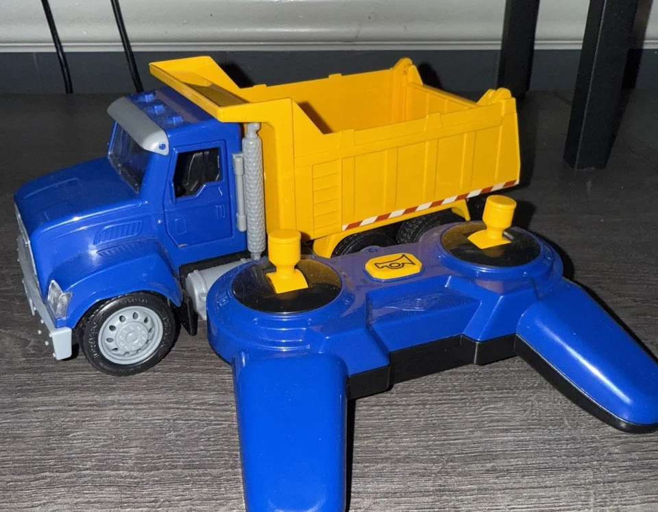 "Luces y sonidos de camión volquete de control remoto de juguete Battat- DRIVEN 7"" X 3""" Foto 1 de 4