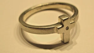 JUEGO DE ANILLO CRUZ CRISTIANA BANDA MATE PLATA ESTERLINA CON PEQUEÑO CRISTAL TALLA R - Imagen 1 de 2