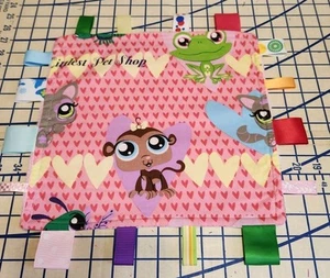 Manta de seguridad The Littlest Pet Shop cinta rosa bebé 12" x 12" - Imagen 1 de 2