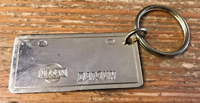 Llavero Nissan Datsun Metal Latón Color Tono Dorado Llavero Forma Placa Foto 1 de 3