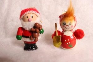 2 Vintage Holz Ornamente, Weihnachtsmann mit Welpe, Dame mit Babuschka - Bild 1 von 6