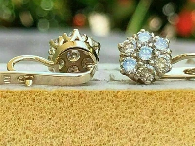 Aretes colgantes para mujer con acabado de oro amarillo de 14 quilates con racimo de diamantes de corte redondo de 1,00 quilates Foto 1 de 4