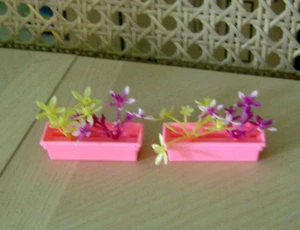 Barbie rosa Pflanzgefäß Fensterkästen & Blumen für Vintage Traumhaus - Bild 1 von 3