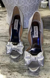 Zapatos de salón Badgley Mischka D’Orsay plateados satinados con lazo punta abierta “Mable” tacón alto 6,5 - Imagen 1 de 12