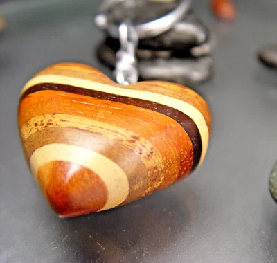 Llavero corazón madera monedero encanto - capas múltiples de diferentes tipos de madera Foto 1 de 4
