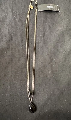 Collar DKNY en capas en tono dorado con piedras negras MRSP $45 Foto 1 de 4