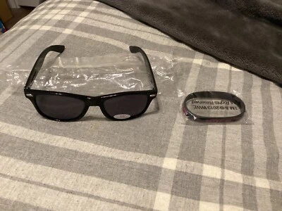 LOTE WWE AJ LEE GAFAS DE SOL Y PULSERA CON LICENCIA OFICIAL WWE SELLADAS NUEVAS ¡MUY RARAS! Foto 1 de 4