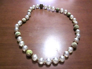 VINTAGE OFF WHITE BEAD NECKLACE ROSE DESIGN CLASP WITH FROSTED GREEN TINT BEADS - Picture 1 of 9