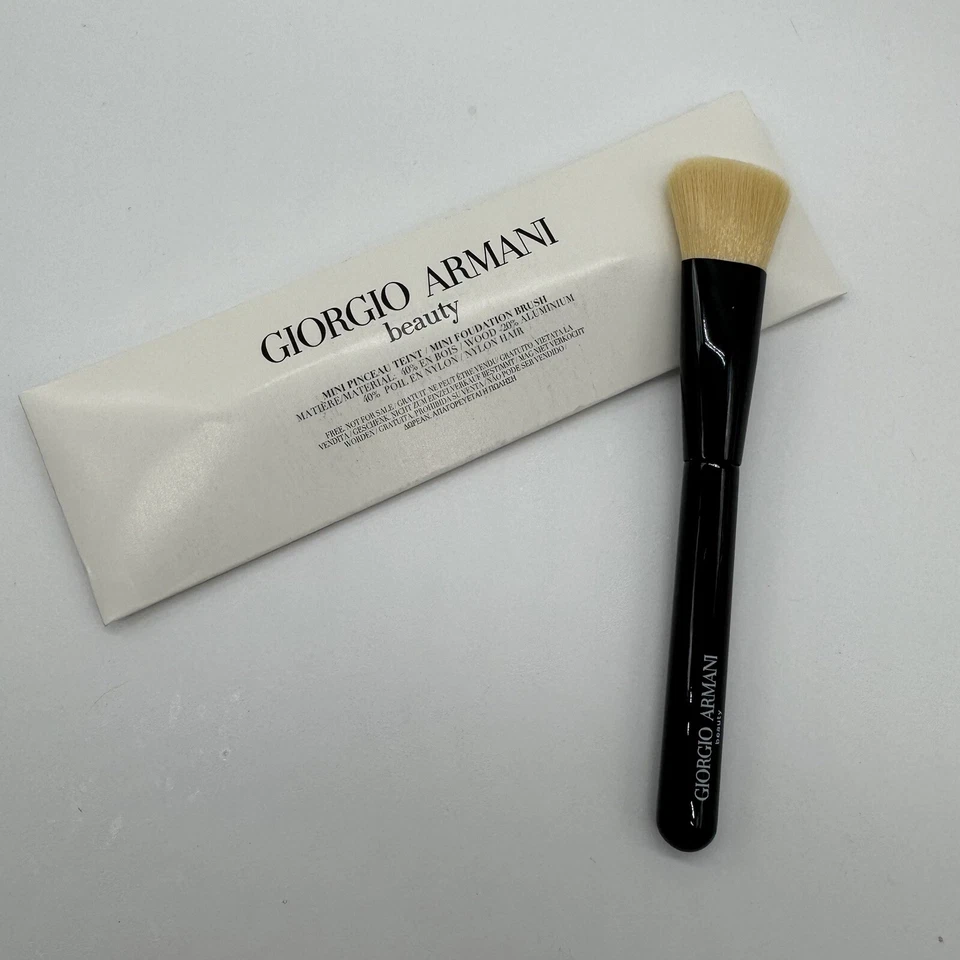 Giorgio Armani Beauty Mini Foundation Brush NEW IN BOX - Image 1 of 2