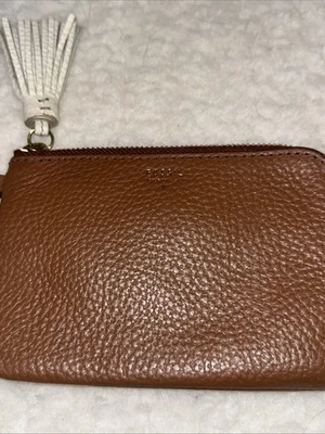 "Muñequera Fossil Tara cuero granulado marrón cremallera dorada borla blanca 4x6""" Foto 1 de 4