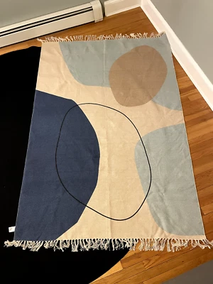 H&M blue and beige modern cotton rug with fringe 55x79in - Image 1 of 3