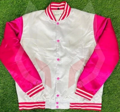Chaqueta Universitaria Blanca Rosa Satén Béisbol Letterman Bombardero Chaqueta Universitaria DDP Foto 1 de 4