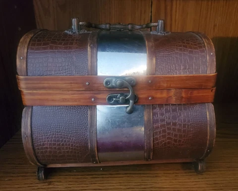 VINTAGE WOOD AND LEATHER MINI CHEST 12X10X8 INCHES Cover