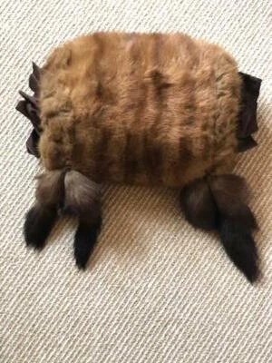 Manguito MINK marrón con colas forro satinado marrón chocolate y ribete con volantes Foto 1 de 3