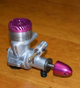 Motor modelo George Genevro Titan 60 Master mecanizado a mano .60 RC motor brillante 10cc - Imagen 1 de 7