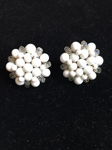 Signierte Japan WEISSE Perlen mit facettierten Kunststoffperlen Clip-on Ohrringe 1" Vintage - Bild 1 von 8