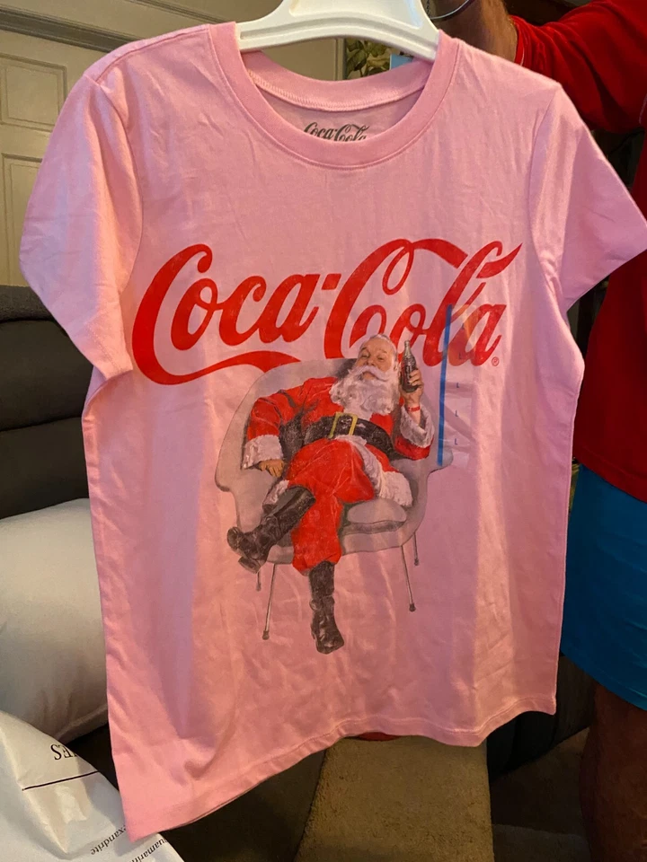 Pink Coca-Cola Xmas t-shirt Santa with Coke Short Sleeved Size Large