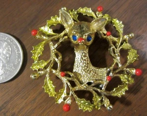 Vintage Gerrys Reindeer Wreath Christmas Gold Clad Acrylic Lapel Pin Holly Berry - Bild 1 von 4