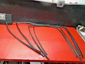 01 02 03 JUEGO DE SELLO DE GOMA DE DESMONTAJE DE TIRA DE PUERTA TOYOTA PRIUS PUERTA VENTANA X4 FABRICANTE DE EQUIPOS ORIGINALES - Imagen 1 de 5