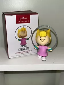 Hallmark 2023 Peanuts "Jump-Roping Sally" Andenken Ornament NEU - Bild 1 von 1