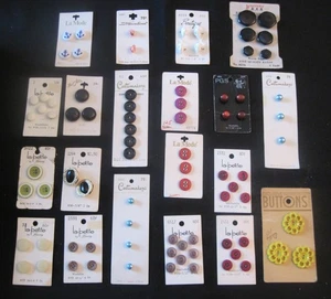 Lot of Vintage Buttons on Cards, La Mode, le petite, Costumakers, Streamline - Picture 1 of 5