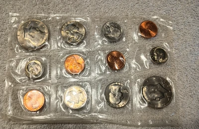 Scarce uncirculated 1982 mint coin p d set  us coins 12pc - Image 1 of 3