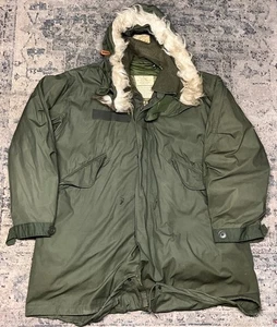 Vintage US Military Green Parka Extreme Cold Weather Fishtail w/ Liner, Hood Mens MD - Bild 1 von 10