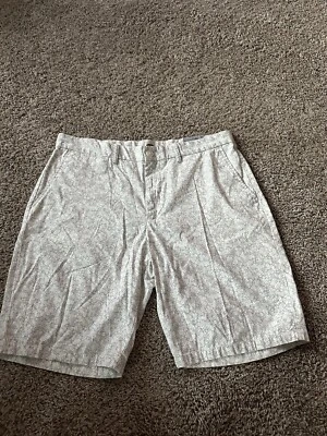 Pantalones Cortos Chinos Old Navy Para Hombre Blanco Gris Estampado Floral Gráfico Talla 36 Frente Plano Foto 1 de 4