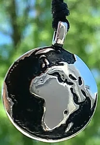 Collana con ciondolo in peltro colore argento globo terra - Foto 1 di 2