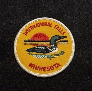 INTERNATIONAL FALLS Parche MINNESOTA CHAQUETA DE HOMBRO RECUERDO VIAJE - Imagen 1 de 3