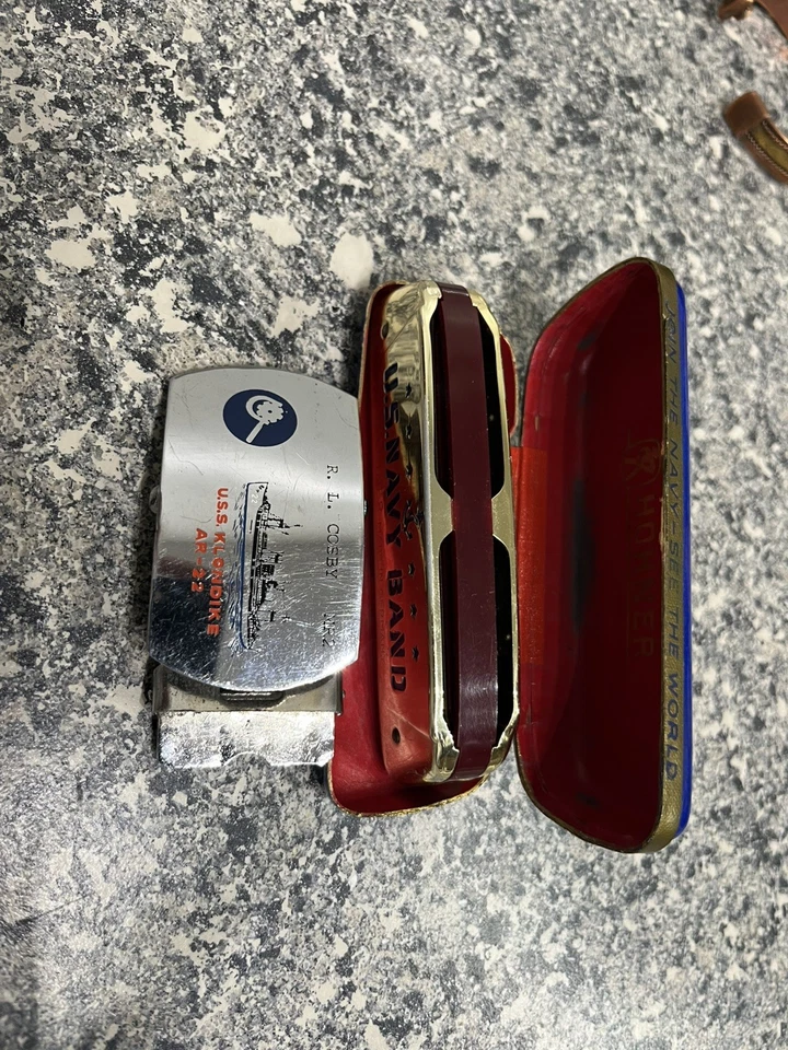 Lote Militar: Armónica Banda Marina, + Estuche y Hebilla de Cinturón Emisión de Servicio EE. UU.   Foto 1 de 4