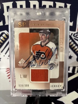 2000-01 SP - Tools of the Game John LeClair #A-JL Bronze Auto s /300 (AU,MEM) - Image 1 of 2