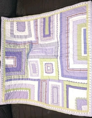 2 retazos geométricos Pottery Barn Kids estándar acolchados verde púrpura  Foto 1 de 3