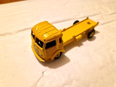 VINTAGE 1950'S FRENCH DINKY TOYS 33 SIMCA CARGO YELLOW DIECAST MODEL TRUCK - Image 1 of 3