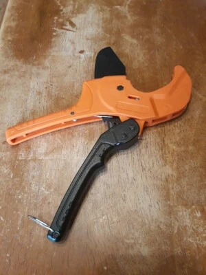 Ratchet cutter for 2.5" / 63mm PVC pipe, rubber hose, PEX, PPR w/ locking handle - Image 1 of 4