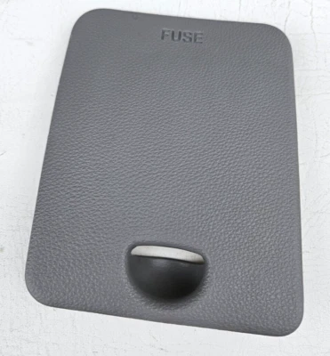 07-08 Hyundai Entourage Interior Caja de Fusibles Cubierta Panel de Acceso GRIS 84755-4D000 Foto 1 de 4