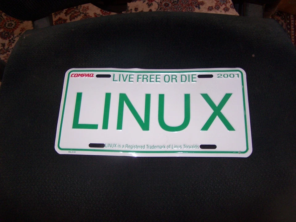 Compaq LINUX "LIVE FREE OR DIE" réplica matrícula Foto 1 de 1