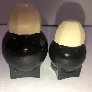 Vintage Glas Salz & Pfefferstreuer schwarz Glas mit weißen Kunststoffdeckeln - Bild 1 von 2