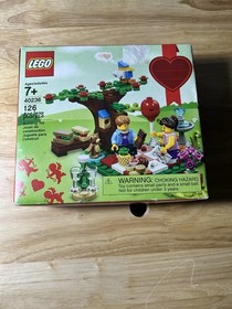 Lego 40236 SEASONAL Romantic Valentine Picnic RETIRED NEW Teddy Flowers RARE