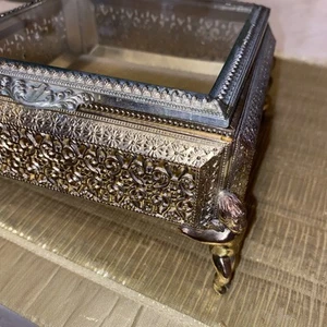 Vintage verzierte Metall Ormolu Filigran Glas Schmuck Schatulle mit goldfarbenen Cherubs - Bild 1 von 8