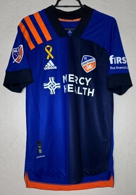 Camiseta deportiva de fútbol local edición jugador Jurgen Locadia Adidas 2021 de la MLS Cincinnati Foto 1 de 4