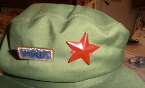 VINTAGE-CAPPELLO MILITARE CINESE "BERRETTO STELLA ROSSA" CON SPILLE BERRETTO/CAPPELLO PECHINO FABBRICA 57cm - Foto 1 di 8