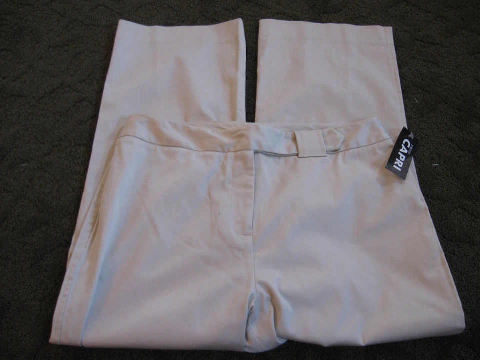 NUEVO CON ETIQUETAS, CAPRIS CAQUI PETITIE ESQUINERO CASUAL PARA MUJER, TALLA 8  Foto 1 de 1