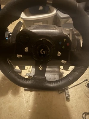 Roda de corrida Logitech G29 Driving Force com pedais de chão e câmbio de marchas - Imagem 1 de 4
