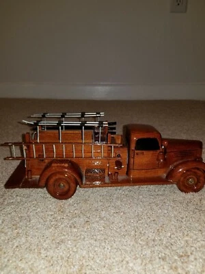 camión de bomberos de madera hecho a mano Foto 1 de 4