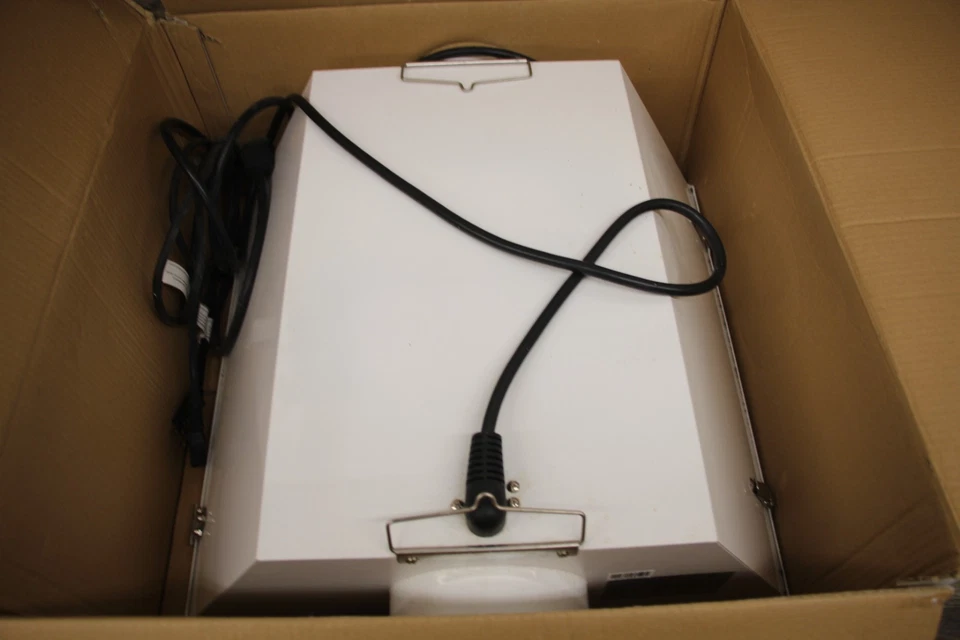 Светильник Hydrofarm RF6AC отражатель НА ЗАПЧАСТИ/РЕМОНТ сломанная лампа - Изображение 1 из 4