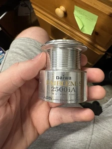Mulinello da spinning Daiwa Emblem-S 2500IA bobina extra 2500 IA usato ma in buone condizioni - Foto 1 di 2